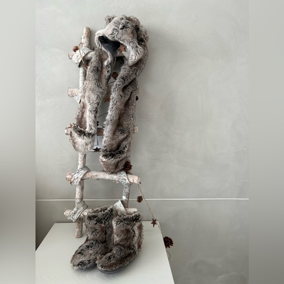 RHBabay&Child Cozy fluffy hat and fluffy home sleepers boots. Boy/Girl - Picture 1 of 7